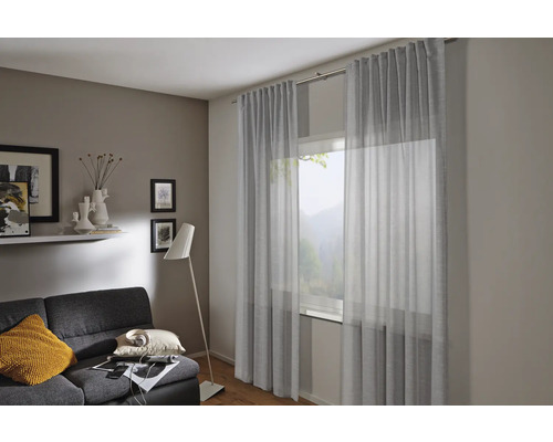 Woonkamer met gordijnen, bank en vloerlamp voor een gezellige sfeer