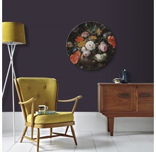 Woonkamer met gele fauteuil, staande lamp, dressoir en schilderij