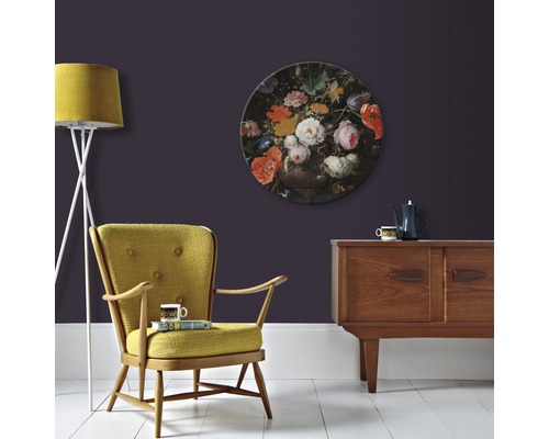 Woonkamer met gele fauteuil, staande lamp, dressoir en schilderij
