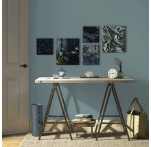 Decoratieve kamer met bureau, foto''s en accessoires