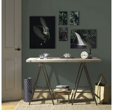 Kamerdecoratie met bureau, schilderijen met natuurmotieven, staande lamp en decoratie