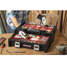 Man sorteert schroeven, moeren en andere kleine onderdelen in een Pattfield assortimentskoffer