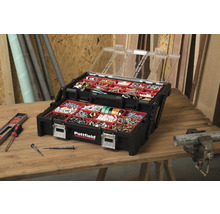 Geopende Pattfield assortimentskoffer op een houten tafel met schroeven en spijkers