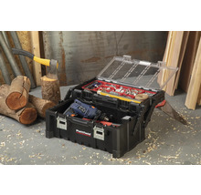 Open gereedschapskist met gereedschap zoals boormachine, schroeven en zaag