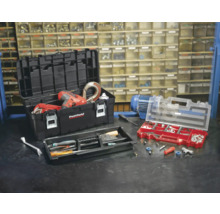 Gereedschapskoffer met gereedschap en accessoires op een werkbank