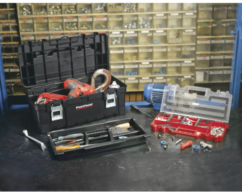 Gereedschapskoffer met gereedschap en accessoires op een werkbank