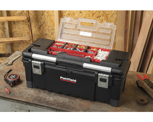 Geopende gereedschapskist met assortiment kleine onderdelen en Pattfield logo