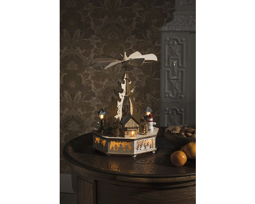 Houten kerstpiramide met wintermotieven en verlichting