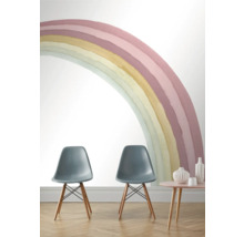 Twee stoelen en een tafel voor een muur met een regenboogpatroon