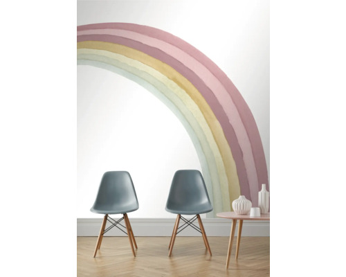 Twee stoelen en een tafel voor een muur met een regenboogpatroon