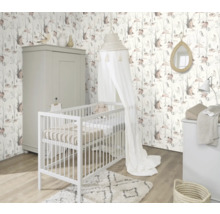 Kinderkamer met kinderbed, kledingkast en bosbehang met dierenmotieven