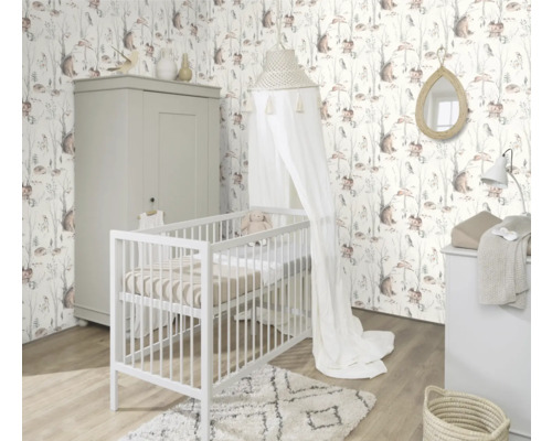 Kinderkamer met kinderbed, kledingkast en bosbehang met dierenmotieven