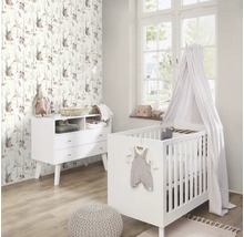 Kinderkamer met babybed, commode en bosdiertjesbehang