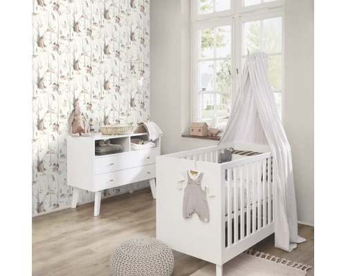 Kinderkamer met babybed, commode en bosdiertjesbehang