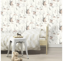 Kinderkamer met behang met bosdieren, bed, kruk en teddybeer voor een vriendelijke sfeer