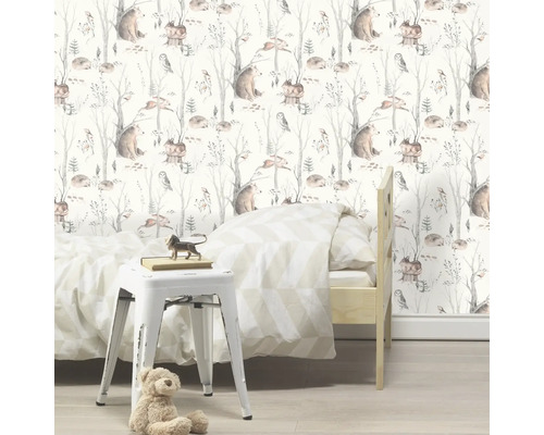 Kinderkamer met behang met bosdieren, bed, kruk en teddybeer voor een vriendelijke sfeer