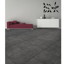 Woonkamer met chaise longue, dressoir en decoratie aan de muur