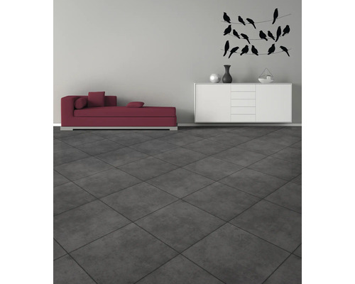 Woonkamer met chaise longue, dressoir en decoratie aan de muur