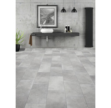 Moderne badkamer met wastafel, opzetwastafel, radiator en tegelvloer.