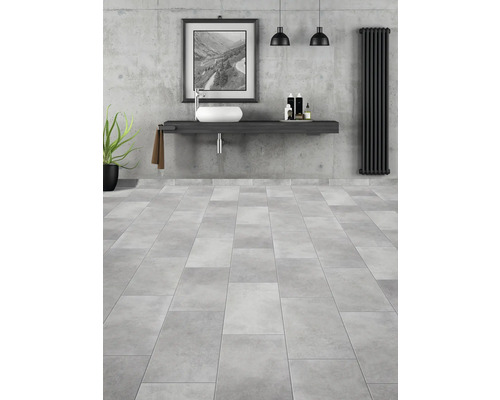 Moderne badkamer met wastafel, opzetwastafel, radiator en tegelvloer.