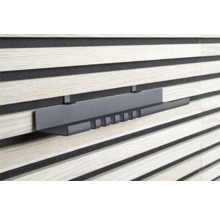 Grijs legbord aan een houten lamellenwand
