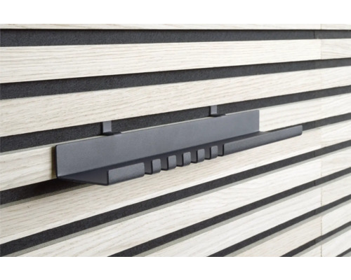 Grijs legbord aan een houten lamellenwand