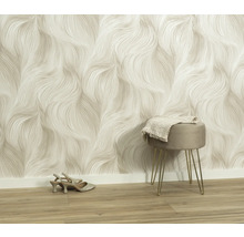 Interieur met patroonbehang, kruk en schoenen