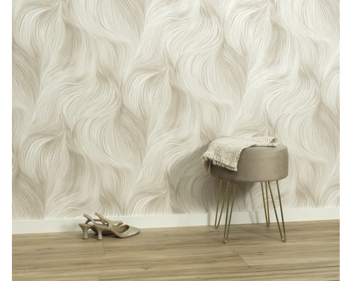 Interieur met patroonbehang, kruk en schoenen