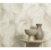 Decoratief behang met vloeiend patroon en twee vazen op een tafel