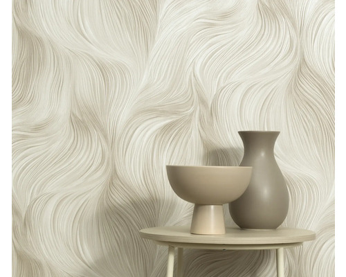 Decoratief behang met vloeiend patroon en twee vazen op een tafel