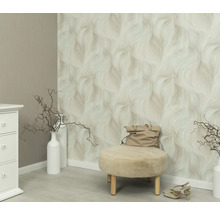 Scène met patroonbehang, kruk, handtas en decoratie in een lichte kamer.