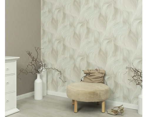 Scène met patroonbehang, kruk, handtas en decoratie in een lichte kamer.