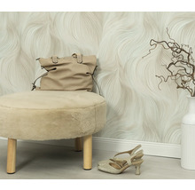 Scene met een kruk, een handtas, schoenen, een vaas en abstract behang.