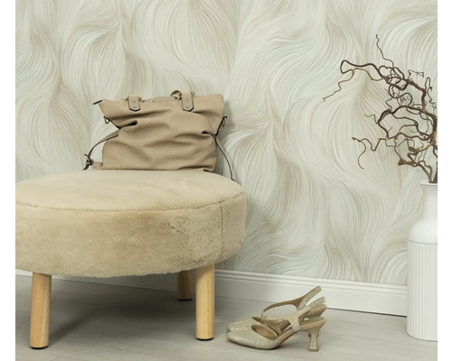 Scene met een kruk, een handtas, schoenen, een vaas en abstract behang.