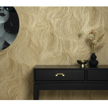 Gouden structuurbehang in een kamer met een zwarte console