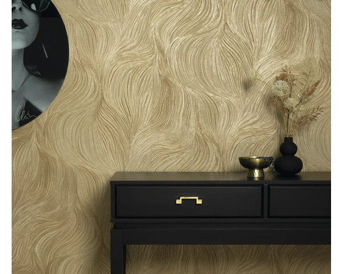 Gouden structuurbehang in een kamer met een zwarte console