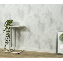 Woonkamer met patroonbehang en bijzettafel