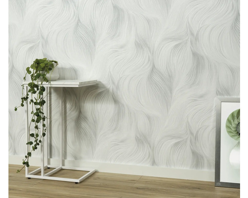 Woonkamer met patroonbehang en bijzettafel