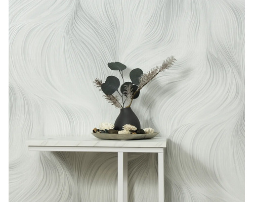 Scène met een wit behang met golvend patroon en een tafeldecoratie met een vaas