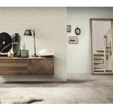 Woonkamer met houten dressoir, spiegel en decoratie