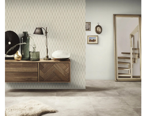 Woonkamer met houten dressoir, spiegel en decoratie