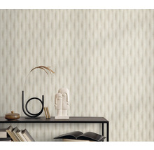 Woonkamer met gestructureerd behang en decoratieve elementen op een plank