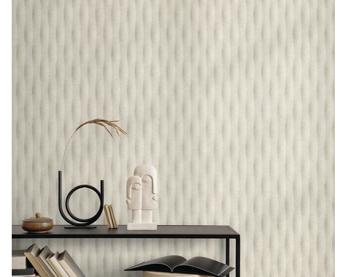 Woonkamer met gestructureerd behang en decoratieve elementen op een plank