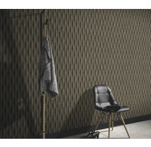 Kameroverzicht met gestructureerde wandbekleding, stoel en kapstok