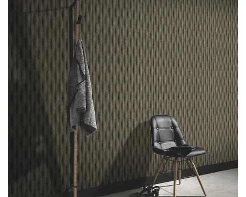 Kameroverzicht met gestructureerde wandbekleding, stoel en kapstok