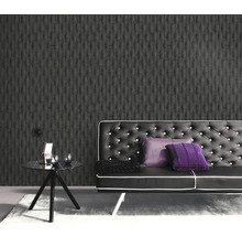 Woonkamer met patroonbehang, bank en bijzettafel