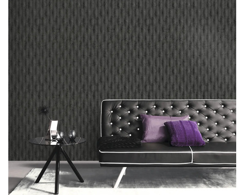 Woonkamer met patroonbehang, bank en bijzettafel