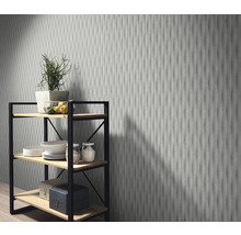 Decoratieve plaat met plank in de kamer.