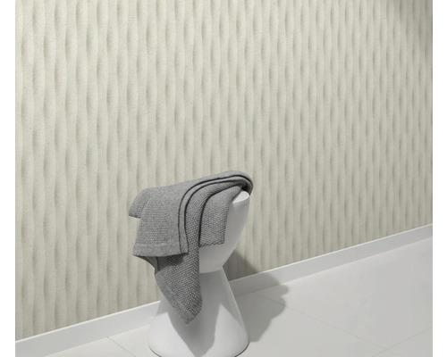 Scène met driedimensionaal wanddesign, witte kruk en grijze handdoek