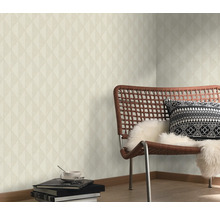 Woonkamer met geometrisch behang, stoel en decoratieve elementen voor een stijlvolle ambiance.